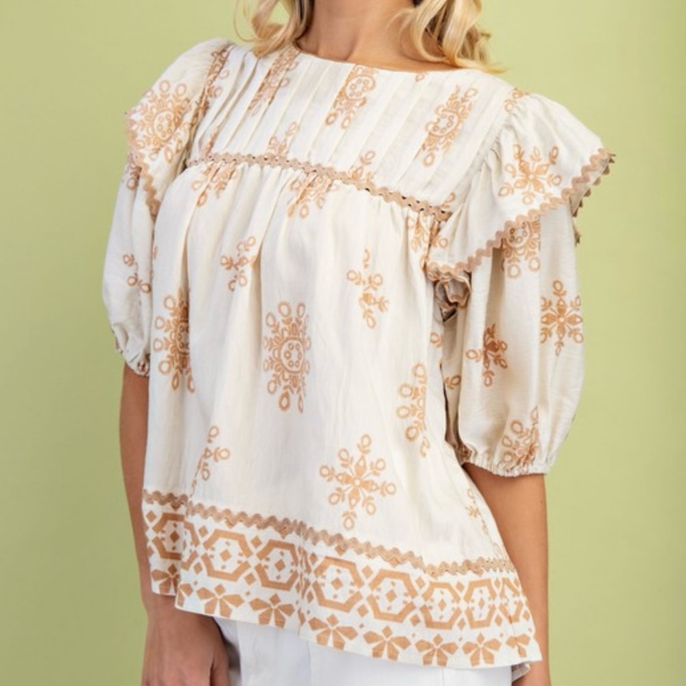 Gigio Chic Embroidered Blouse in Cream and Tan